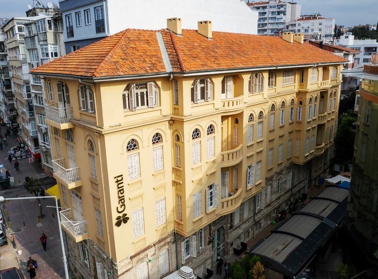İzmir Göztepe’de Komple Satılık Konut ve Ticari Mülk.