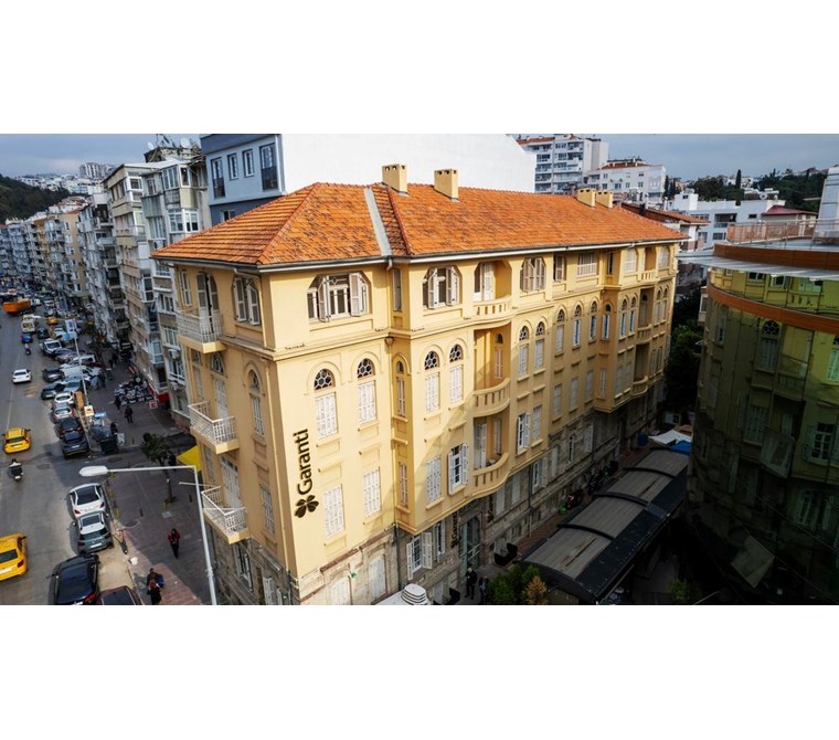 İzmir Göztepe’de Komple Satılık Konut ve Ticari Mülk.