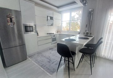 ALTIN EMLAK' TAN ÇEŞME MERKEZDE BAKIMLI FIRSAT 2+1 SATILIK DAİRE