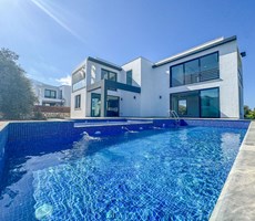 Girne Ozanköy'de Krediye Uygun, Özel Havuzlu Dağ Manzaralı Sıfır 4+1 villa