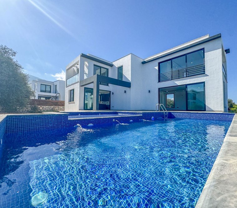 Girne Ozanköy'de Krediye Uygun, Özel Havuzlu Dağ Manzaralı Sıfır 4+1 villa