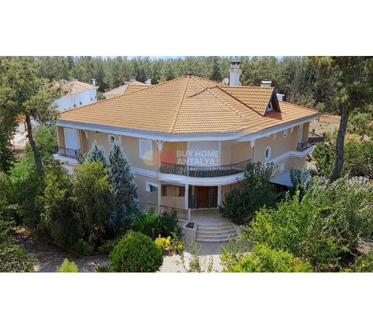 Antalya Döşemealtı'nda Doğa ile içiçe Ormana Komşu Tam Müstakil Geniş Bahçeli Büyük Villa