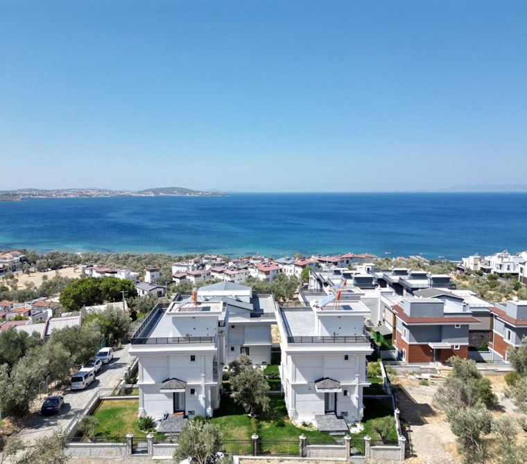 PELİTKÖY SAHİLDE SATILIK DENİZ MANZARALI LÜKS VİLLA