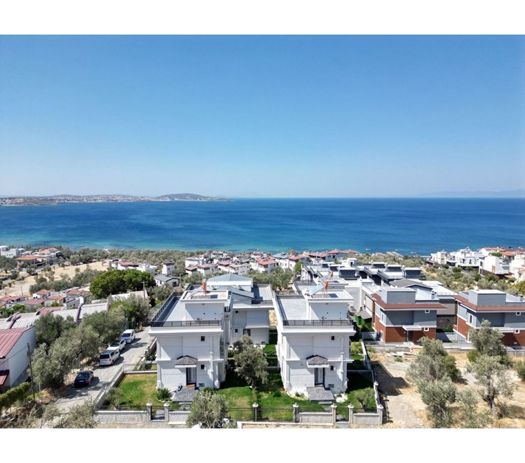 PELİTKÖY SAHİLDE SATILIK DENİZ MANZARALI LÜKS VİLLA