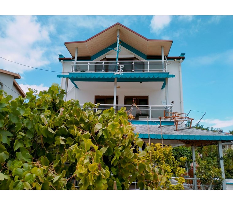 Ayvalık Altınova'da Denize Yakın Sitede Satılık Yazlık Villa