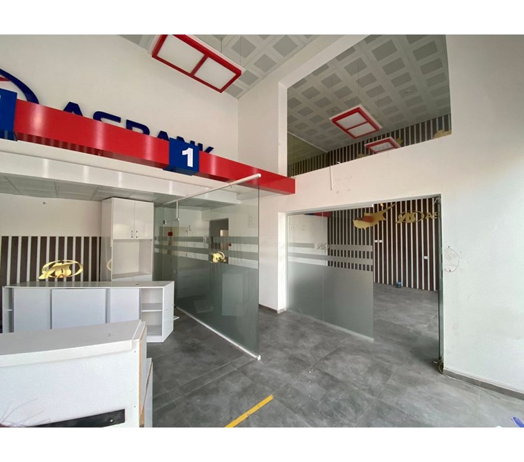 LEFKOŞA YENİKENT BÖLGESİNDE ANACADDE ÜSDÜ KİRALIK DÜKKAN 240 M2 TİCARİ İZİNLİ BANKA ŞUBESİ OLABİLİR