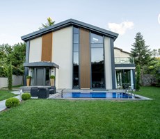 ZEKERİYAKÖY'DE MODERN MİMARİ İLE YENİLENMİŞ HAVUZLU KOZA VİLLA