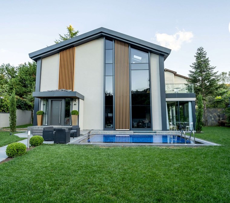 ZEKERİYAKÖY'DE MODERN MİMARİ İLE YENİLENMİŞ HAVUZLU KOZA VİLLA