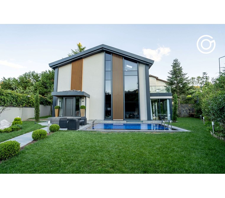 ZEKERİYAKÖY'DE MODERN MİMARİ İLE YENİLENMİŞ HAVUZLU KOZA VİLLA