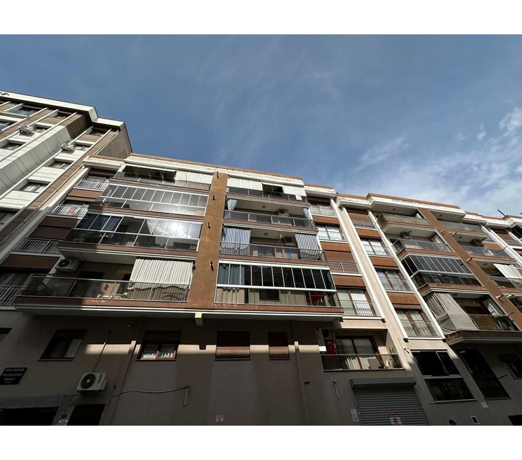 Karşıyaka Yeni Girne Saklıbahçe Yakını Satılık 2+1 Arakat Daire