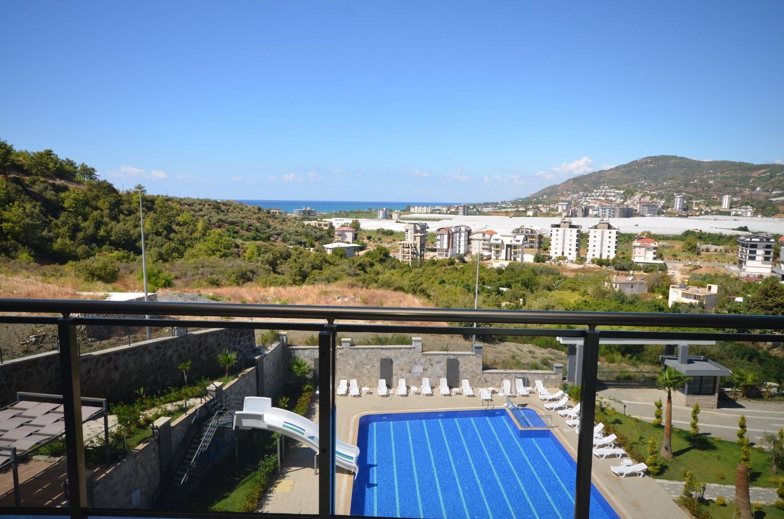 Alanya Demirtaş'ta Deniz ve Havuz Manzaralı Mobilyalı 1+1 Daire