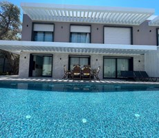 İzmir Çeşme Ayayorgi’de Denize 300 m Havuzlu Sıfır Kiralık Villa