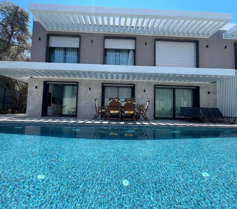 İzmir Çeşme Ayayorgi’de Denize 300 m Havuzlu Sıfır Kiralık Villa