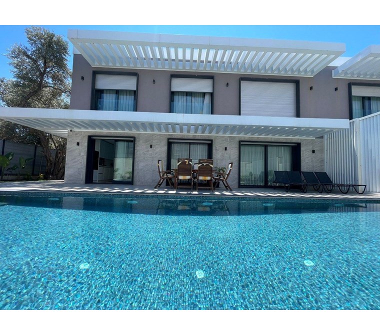 İzmir Çeşme Ayayorgi’de Denize 300 m Havuzlu Sıfır Kiralık Villa