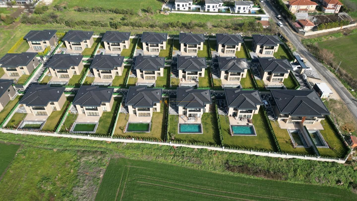 İstanbul Silivri Selimpaşa da 580 M2 Bahçe Kullanımlı , Müstakil Havuzlu 5+1 Satılık Villa