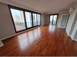 Caddebostan Sahil Eğlence Merkezlerine Balkonlu Kiralık