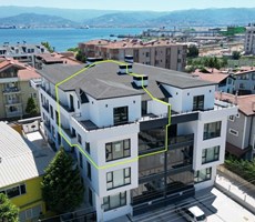 İZMİT PLAJYOLUNDA EĞİMSİZ ÇATI DUBLEKS 4+1 218 m² KİRALIK DAİRE