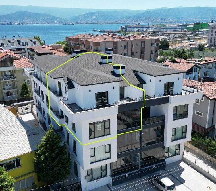 İZMİT PLAJYOLUNDA EĞİMSİZ ÇATI DUBLEKS 4+1 218 m² KİRALIK DAİRE