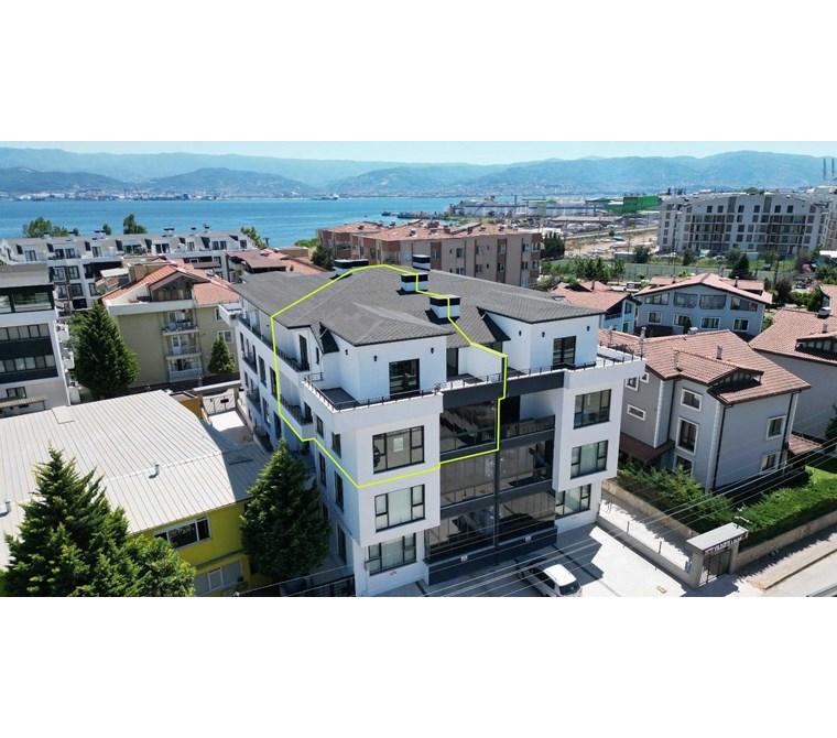 İZMİT PLAJYOLUNDA EĞİMSİZ ÇATI DUBLEKS 4+1 218 m² KİRALIK DAİRE