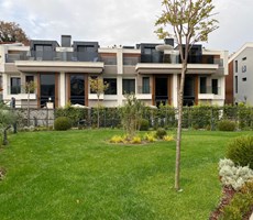 Zekeriyaköy'de Ormana Komşu Prestijli Site'de Satılık Villa