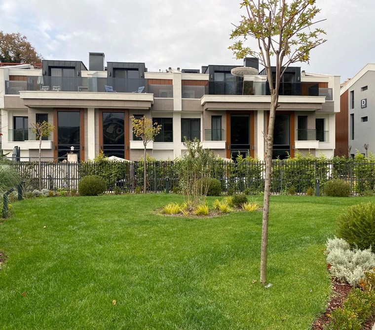 Zekeriyaköy'de Ormana Komşu Prestijli Site'de Satılık Villa