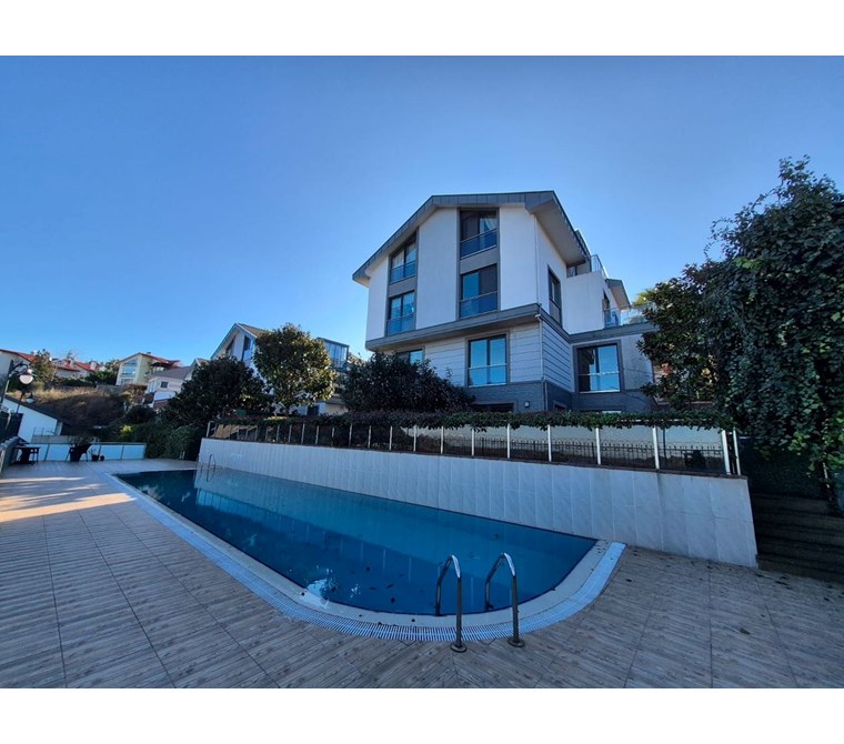 Uskumruköy Lotus Life'ta Havuz Cepheli Bahçe Dubleks