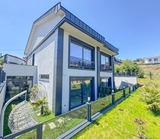 ZEKERİYAKÖY'DE ÇARŞIYA YAKIN SATILIK GENİŞ ÖZEL 4+1 VİLLA