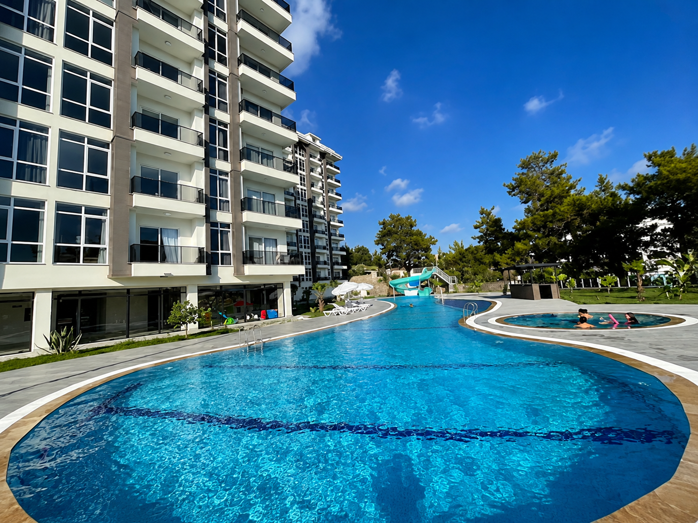 ALANYA AVSALLARDA HAVUZ MANZARALI LÜKS KOMPLEKSTE 1+1 SATILIK DAİRE