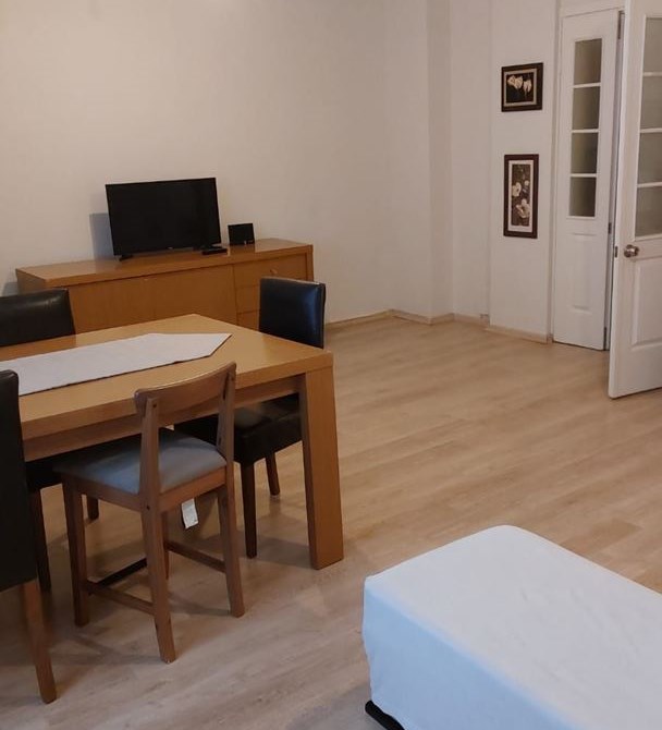 Göztepe'de Caddeye Yakın Eşyalı Kiralık Daire