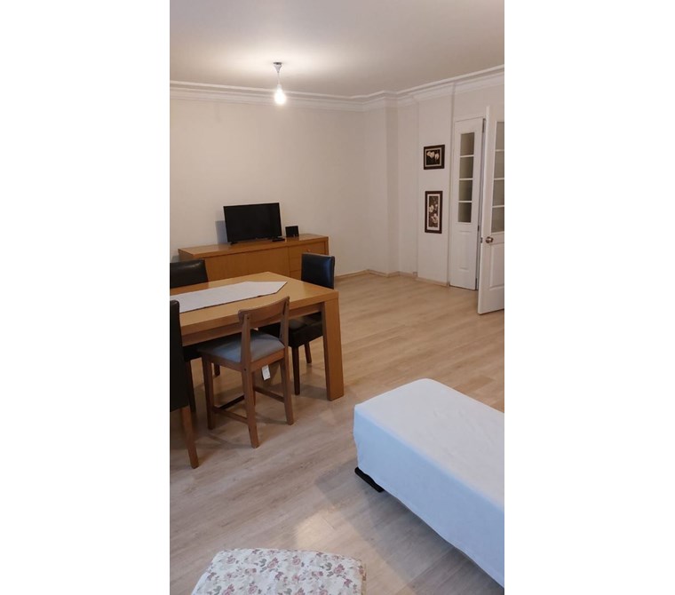 Göztepe'de Caddeye Yakın Eşyalı Kiralık Daire