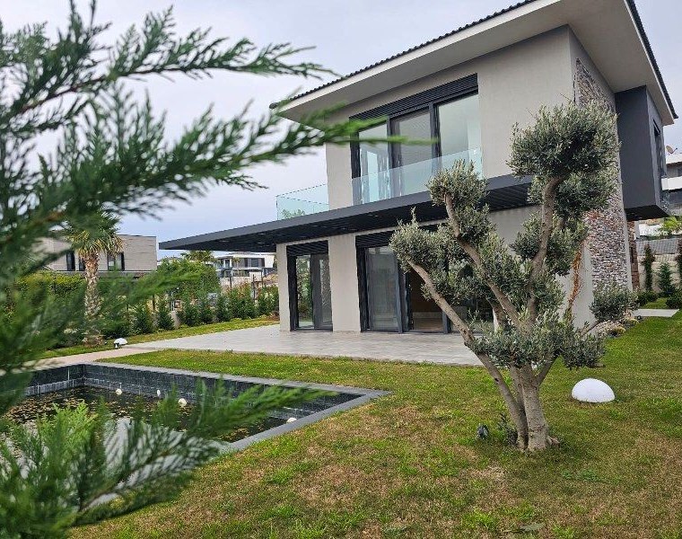 İzmir Çeşme Dalyan Havuzlu Geniş Bahçeli Projeden Satılık Müstakil Villalar