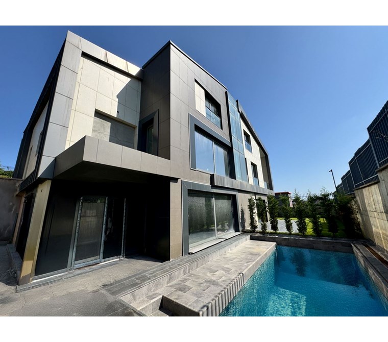 ZEKERİYAKÖY'DE SİTE İÇİNDE 400 m² SATILIK MÜSTAKİL HAVUZLU VİLLA