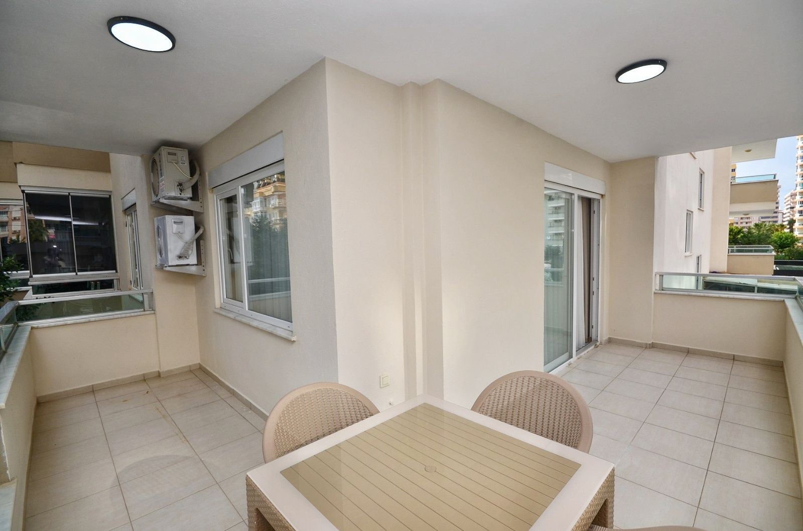ALANYA MAHMUTLARDA ULTRA LÜKS EŞYALI MERKEZİ KONUMDA 1+1 SATILIK DAİRE