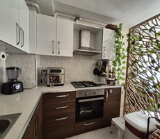 KUŞADASI DENİZ MANZARALI BÜYÜK TERASLI DAİRE EŞYALI SATILIKTIR.