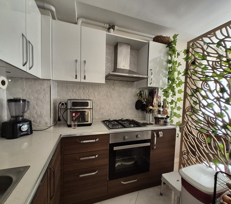 KUŞADASI DENİZ MANZARALI BÜYÜK TERASLI DAİRE EŞYALI SATILIKTIR.