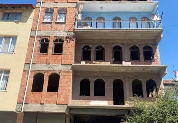 KARABÜK BOSTANBÜKÜ KÖYÜNDE SATILIK 1.037 M2 ARSA NATAMAM ZEMİN DÜKKAN RUHSATLI + 5 KATLI KOMPLE BİNA