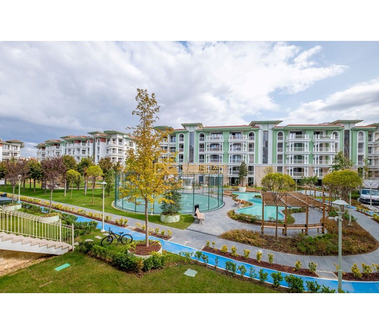 FLORYA EVLERİ EMLAK KONUTTA GENİŞ METREKARELİ 4,5+1 ARAKAT