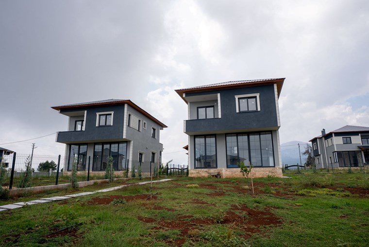 ESRA AKKAYA'DAN ÇAMLIYAYLA ZEVZEK TEPESİNİN ZİRVESİNDE PANORAMİK MANZARALI 4+1 SATILIK VİLLA