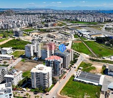 Antalya Konyaaltı'nda Plaja Yakın Havuzlu Sitede Deniz ve Dağ Manzaralı Satılık Daire