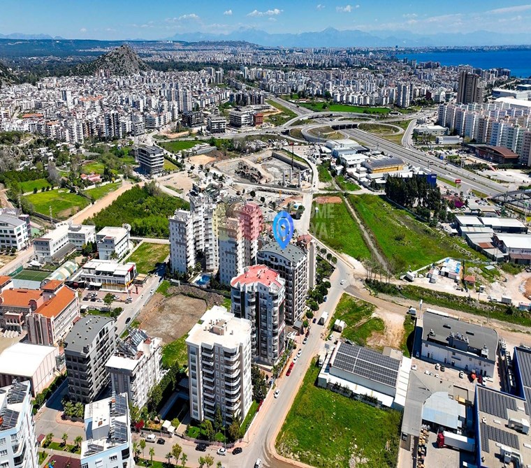 Antalya Konyaaltı'nda Plaja Yakın Havuzlu Sitede Deniz ve Dağ Manzaralı Satılık Daire