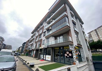 BEYLİKDÜZÜ KAVAKLI MARİNAYA YAKIN ANA CADDE ÜZERİ GENİŞ 2+1 90 M2 DAİRE