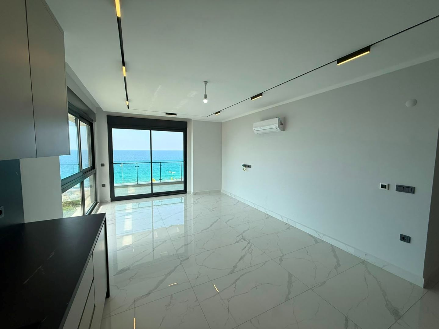 ALANYA MAHMUTLAR’DA DENİZE SIFIR ÖN CEPHE PANORAMİK DENİZ MANZARALI 2+1 DAİRE