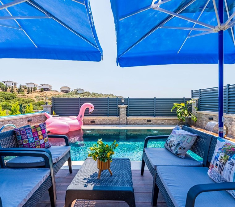 Foça da Havuzlu ve Şömineli Full Eşyalı Satılık Villa