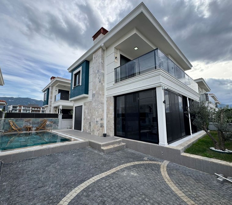 REALTY WORLD EFES'TEN LÜKS HAVUZLU 3+1 MÜSTAKİL VİLLA