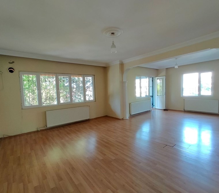 Yalova Merkez Kadıköy'de Geniş Bahçeli Satılık Tripleks Villa