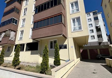 ALTIN EMLAKTAN 5000 EVLER CUMHURİYETTE KİRALIK ANKASTRELİ 3+1 4.KAT DAİRE