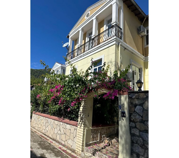 MÜJGAN EMLAKTAN BELDİBİNDE SİTE İÇİNDE MÜSTAKİL 3 KATLI VİLLA