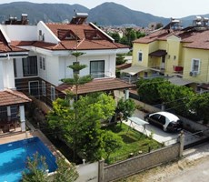 FETHİYE AKARCA’DA MERKEZİ KONUMDA BAHÇELİ 6+1 TRİPLEX MÜSTAKİL VİLLA