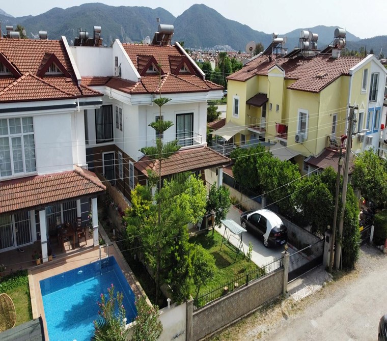 FETHİYE AKARCA’DA MERKEZİ KONUMDA BAHÇELİ 6+1 TRİPLEX MÜSTAKİL VİLLA