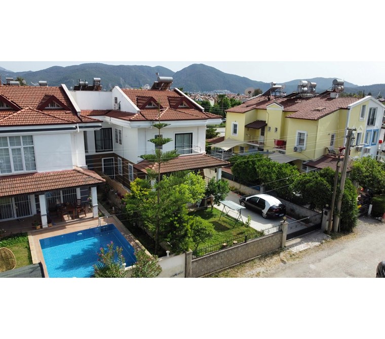 FETHİYE AKARCA’DA MERKEZİ KONUMDA BAHÇELİ 6+1 TRİPLEX MÜSTAKİL VİLLA